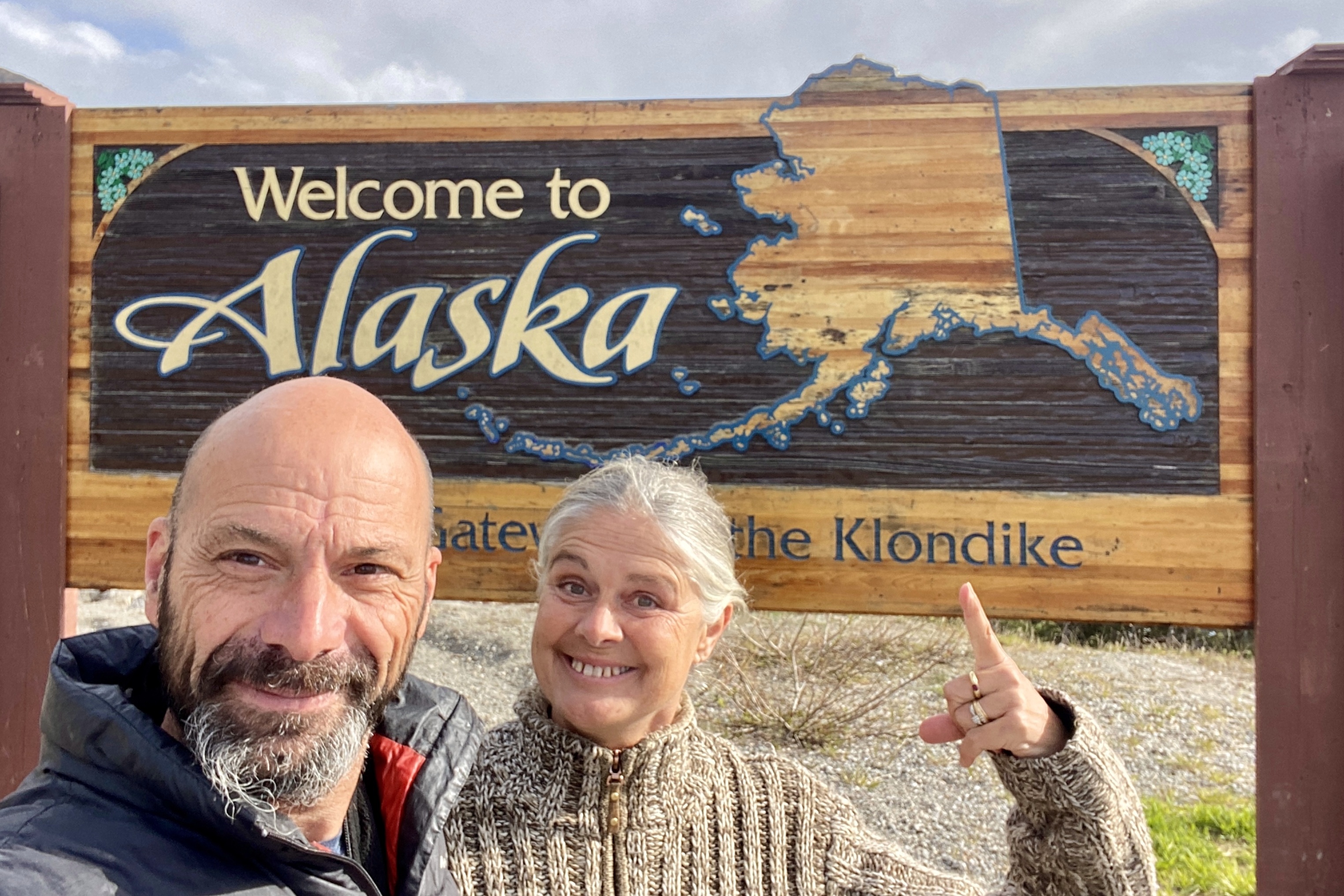 Isa et Manu devant le panneau Welcome to Alaska